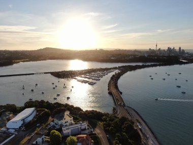 Viaduct Harbour, Auckland / Yeni Zelanda - 29 Aralık 2019: The Judges Bay, Okahu Bay ve Hobson Bay marina körfezleri ve tekne kulüpleriyle birlikte