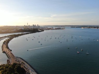 Viaduct Harbour, Auckland / Yeni Zelanda - 29 Aralık 2019: The Judges Bay, Okahu Bay ve Hobson Bay marina körfezleri ve tekne kulüpleriyle birlikte