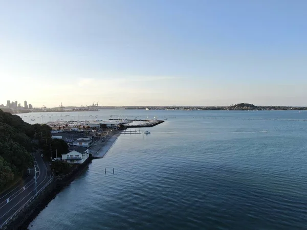 新西兰奥克兰高架港 2019年12月29日 法官湾 奥胡岛湾和霍布森湾以及码头和划船俱乐部 — 图库照片
