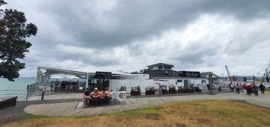 Paihia, Adalar Körfezi / Yeni Zelanda - 30 Aralık 2019: Paihia Körfezi 'ndeki Manzaralı Sahil Köyü