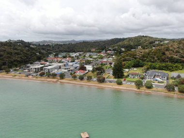 Paihia, Adalar Körfezi / Yeni Zelanda - 30 Aralık 2019: Paihia Körfezi 'ndeki Manzaralı Sahil Köyü