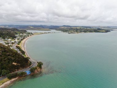 Paihia, Adalar Körfezi / Yeni Zelanda - 30 Aralık 2019: Paihia Körfezi 'ndeki Manzaralı Sahil Köyü