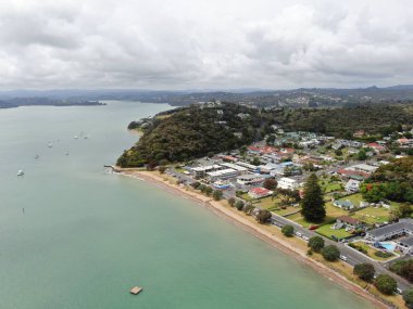 Paihia, Adalar Körfezi / Yeni Zelanda - 30 Aralık 2019: Paihia Körfezi 'ndeki Manzaralı Sahil Köyü