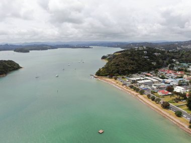 Paihia, Adalar Körfezi / Yeni Zelanda - 30 Aralık 2019: Paihia Körfezi 'ndeki Manzaralı Sahil Köyü