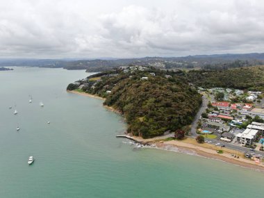 Paihia, Adalar Körfezi / Yeni Zelanda - 30 Aralık 2019: Paihia Körfezi 'ndeki Manzaralı Sahil Köyü