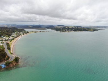 Paihia, Adalar Körfezi / Yeni Zelanda - 30 Aralık 2019: Paihia Körfezi 'ndeki Manzaralı Sahil Köyü