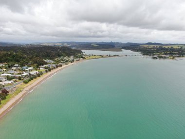 Paihia, Adalar Körfezi / Yeni Zelanda - 30 Aralık 2019: Paihia Körfezi 'ndeki Manzaralı Sahil Köyü