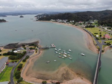 Paihia, Adalar Körfezi / Yeni Zelanda - 30 Aralık 2019: Paihia Körfezi 'ndeki Manzaralı Sahil Köyü