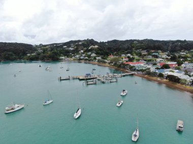 Russell, Adalar Körfezi / Yeni Zelanda - 30 Aralık 2019: Russell Körfezi 'ndeki Manzaralı ve Barışçıl Sahil Köyü