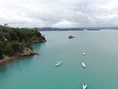 Russell, Adalar Körfezi / Yeni Zelanda - 30 Aralık 2019: Russell Körfezi 'ndeki Manzaralı ve Barışçıl Sahil Köyü