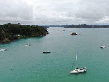Russell, Adalar Körfezi / Yeni Zelanda - 30 Aralık 2019: Russell Körfezi 'ndeki Manzaralı ve Barışçıl Sahil Köyü