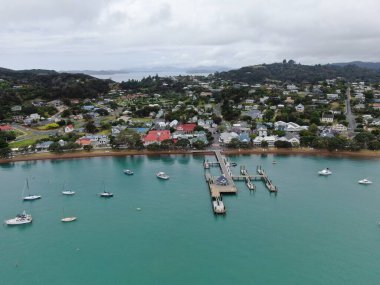 Russell, Adalar Körfezi / Yeni Zelanda - 30 Aralık 2019: Russell Körfezi 'ndeki Manzaralı ve Barışçıl Sahil Köyü