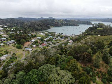 Russell, Adalar Körfezi / Yeni Zelanda - 30 Aralık 2019: Russell Körfezi 'ndeki Manzaralı ve Barışçıl Sahil Köyü