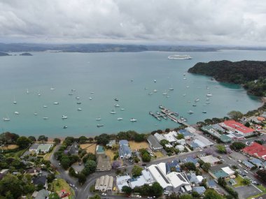 Russell, Adalar Körfezi / Yeni Zelanda - 30 Aralık 2019: Russell Körfezi 'ndeki Manzaralı ve Barışçıl Sahil Köyü