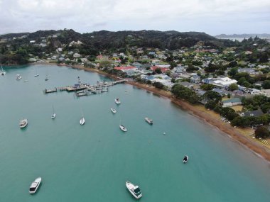 Russell, Adalar Körfezi / Yeni Zelanda - 30 Aralık 2019: Russell Körfezi 'ndeki Manzaralı ve Barışçıl Sahil Köyü
