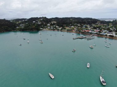 Russell, Adalar Körfezi / Yeni Zelanda - 30 Aralık 2019: Russell Körfezi 'ndeki Manzaralı ve Barışçıl Sahil Köyü