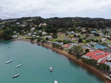 Russell, Adalar Körfezi / Yeni Zelanda - 30 Aralık 2019: Russell Körfezi 'ndeki Manzaralı ve Barışçıl Sahil Köyü