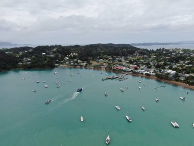 Russell, Adalar Körfezi / Yeni Zelanda - 30 Aralık 2019: Russell Körfezi 'ndeki Manzaralı ve Barışçıl Sahil Köyü