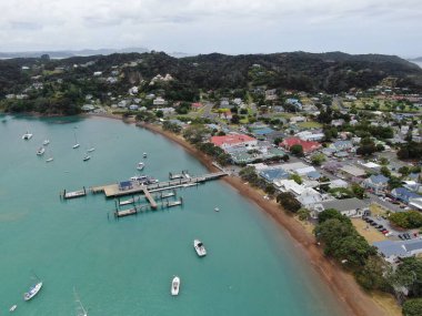 Russell, Adalar Körfezi / Yeni Zelanda - 30 Aralık 2019: Russell Körfezi 'ndeki Manzaralı ve Barışçıl Sahil Köyü