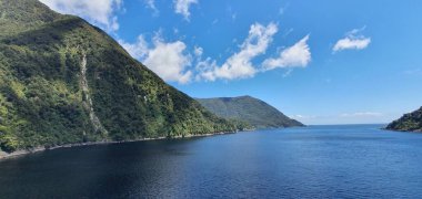 Milford Sound and Doubtful Sound Fjord, Yeni Zelanda 'nın Görkemli Dağları ve Dramatik Şelaleleri