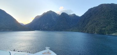 Milford Sound and Doubtful Sound Fjord, Yeni Zelanda 'nın Görkemli Dağları ve Dramatik Şelaleleri