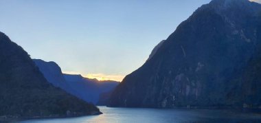 Milford Sound and Doubtful Sound Fjord, Yeni Zelanda 'nın Görkemli Dağları ve Dramatik Şelaleleri