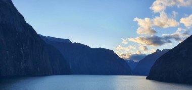 Milford Sound and Doubtful Sound Fjord, Yeni Zelanda 'nın Görkemli Dağları ve Dramatik Şelaleleri