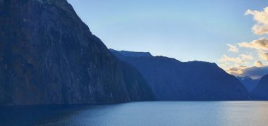 Milford Sound and Doubtful Sound Fjord, Yeni Zelanda 'nın Görkemli Dağları ve Dramatik Şelaleleri