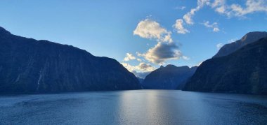Milford Sound and Doubtful Sound Fjord, Yeni Zelanda 'nın Görkemli Dağları ve Dramatik Şelaleleri