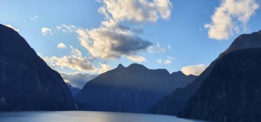 Milford Sound and Doubtful Sound Fjord, Yeni Zelanda 'nın Görkemli Dağları ve Dramatik Şelaleleri