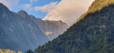 Milford Sound and Doubtful Sound Fjord, Yeni Zelanda 'nın Görkemli Dağları ve Dramatik Şelaleleri