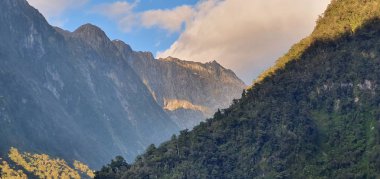 Milford Sound and Doubtful Sound Fjord, Yeni Zelanda 'nın Görkemli Dağları ve Dramatik Şelaleleri