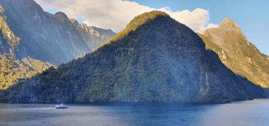 Milford Sound and Doubtful Sound Fjord, Yeni Zelanda 'nın Görkemli Dağları ve Dramatik Şelaleleri