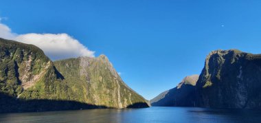 Milford Sound and Doubtful Sound Fjord, Yeni Zelanda 'nın Görkemli Dağları ve Dramatik Şelaleleri