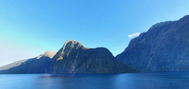 Milford Sound and Doubtful Sound Fjord, Yeni Zelanda 'nın Görkemli Dağları ve Dramatik Şelaleleri