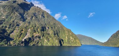 Milford Sound and Doubtful Sound Fjord, Yeni Zelanda 'nın Görkemli Dağları ve Dramatik Şelaleleri