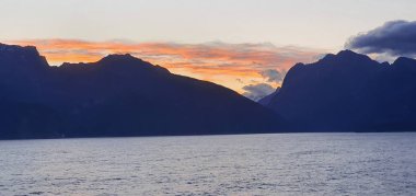 Milford Sound and Doubtful Sound Fjord, Yeni Zelanda 'nın Görkemli Dağları ve Dramatik Şelaleleri
