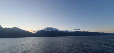 Milford Sound and Doubtful Sound Fjord, Yeni Zelanda 'nın Görkemli Dağları ve Dramatik Şelaleleri