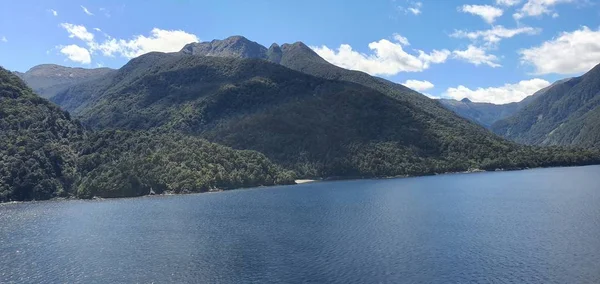 ミルフォード サウンドの雄大な山々と劇的な滝と疑わしい音 Fjord New Zealand — ストック写真