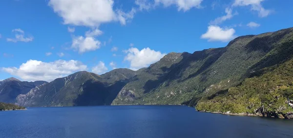 Majestic Mountains Dramatic Waterfalls Milford Sound Doubtful Sound Fjord New – stockfoto