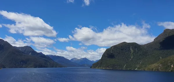 Die Majestätischen Berge Und Die Dramatischen Wasserfälle Von Milford Sound — Stockfoto