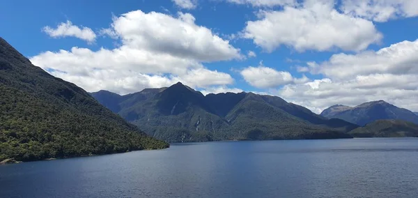 Montanhas Majestosas Cachoeiras Dramáticas Milford Sound Doubtful Sound Fjord Nova — Fotografia de Stock