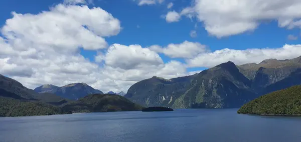 Majestätiska Bergen Och Dramatiska Vattenfallen Milford Sound Och Tvivelaktiga Sound — Stockfoto