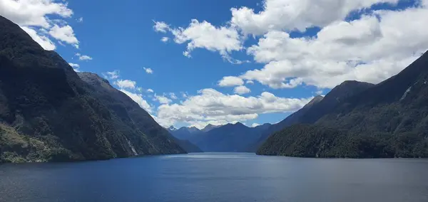 Majestatyczne Góry Dramatyczne Wodospady Milford Sound Wątpliwy Fiord Dźwiękowy Nowa — Zdjęcie stockowe