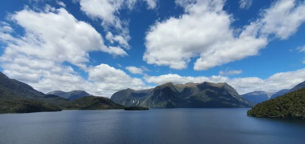 Majestätiska Bergen Och Dramatiska Vattenfallen Milford Sound Och Tvivelaktiga Sound — Stockfoto