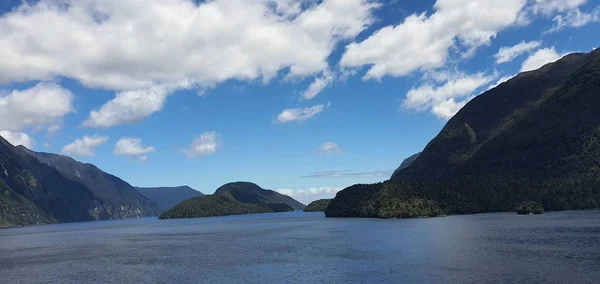 Die Majestätischen Berge Und Die Dramatischen Wasserfälle Von Milford Sound — Stockfoto