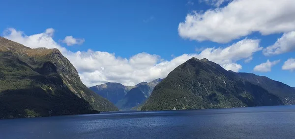 Majestatyczne Góry Dramatyczne Wodospady Milford Sound Wątpliwy Fiord Dźwiękowy Nowa — Zdjęcie stockowe