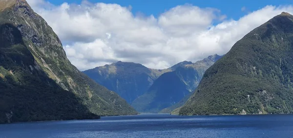 Majestic Mountains Dramatic Waterfall Milford Sound Doubtful Sound Fjord New — стокове фото