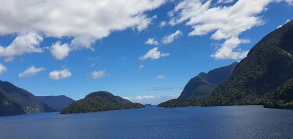 ミルフォード サウンドの雄大な山々と劇的な滝と疑わしい音 Fjord New Zealand — ストック写真