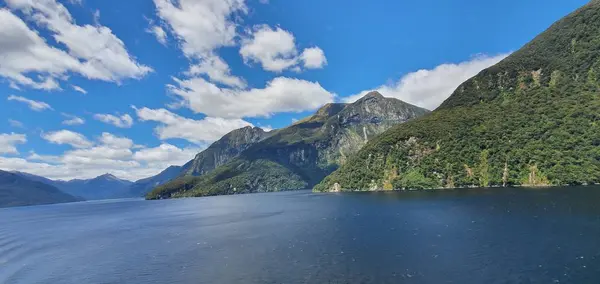 Majestatyczne Góry Dramatyczne Wodospady Milford Sound Wątpliwy Fiord Dźwiękowy Nowa — Zdjęcie stockowe